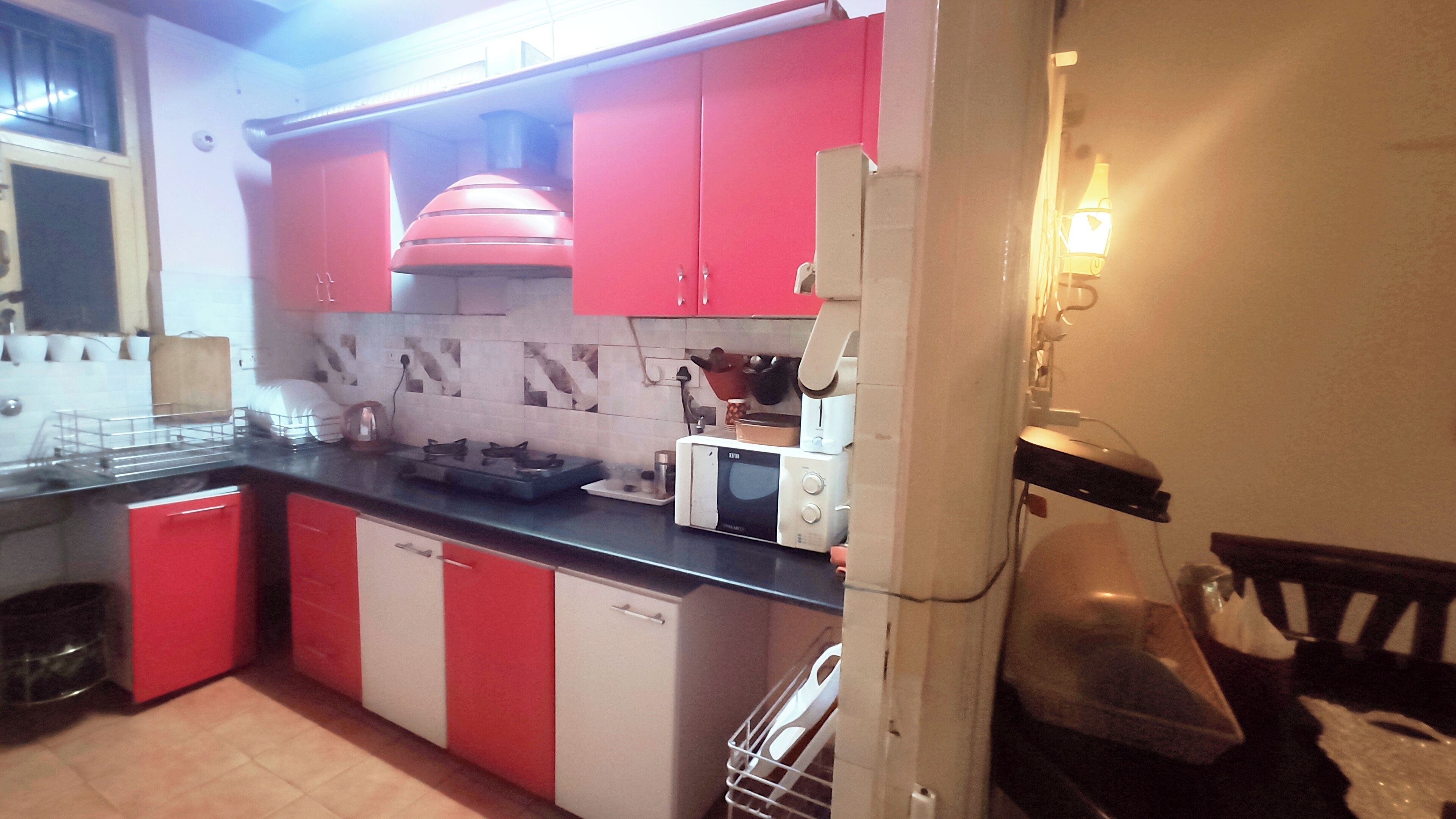 Réfrigérateur, micro-ondes, bouilloire électrique, grille-pain