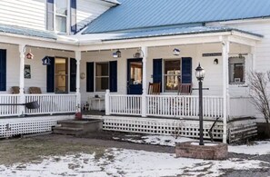 Exterior - Apartment in historic farmhouse (Milton)