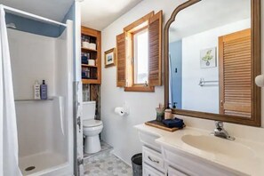 Douche, sèche-cheveux, serviettes fournies, savon