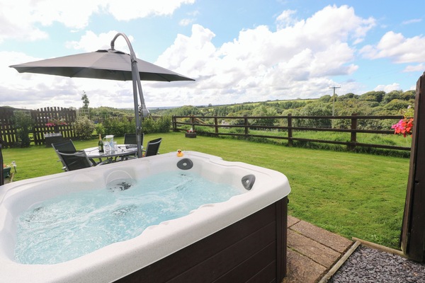 Cottage | Outdoor spa tub