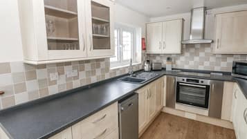 Cottage | Private kitchen | Fridge, dishwasher, electric kettle, toaster