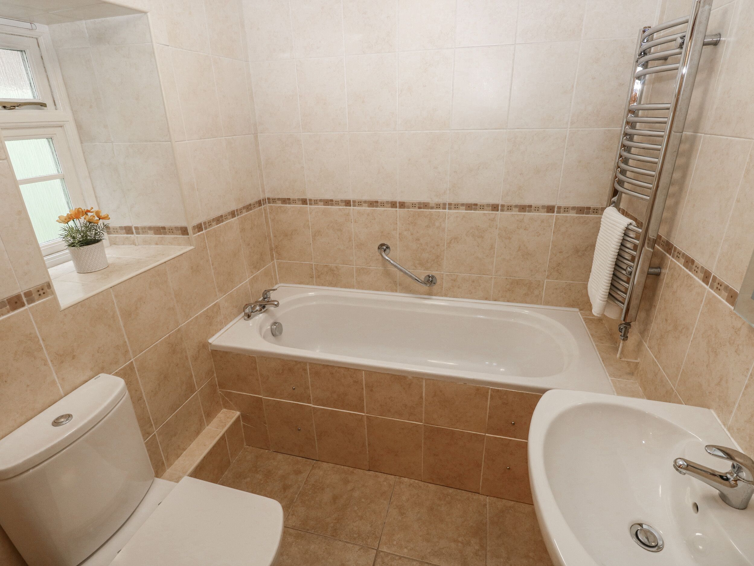 Une salle de bain avec une baignoire, des toilettes et un lavabo.