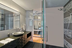 シャワー、バスアメニティ (無料)、ヘアドライヤー、タオル