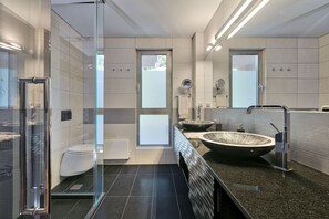 Een douche, gratis toiletartikelen, een haardroger, handdoeken