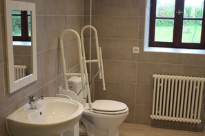Regadera y papel de baño