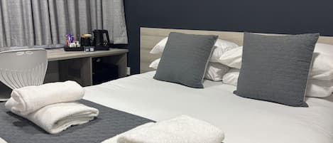 1 habitación, escritorio y espacio para trabajar con laptop