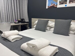 Desk, laptop workspace, free WiFi, bed sheets - Broadview Hotel (Norwich)