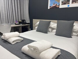 1 habitación, escritorio y espacio para trabajar con laptop 