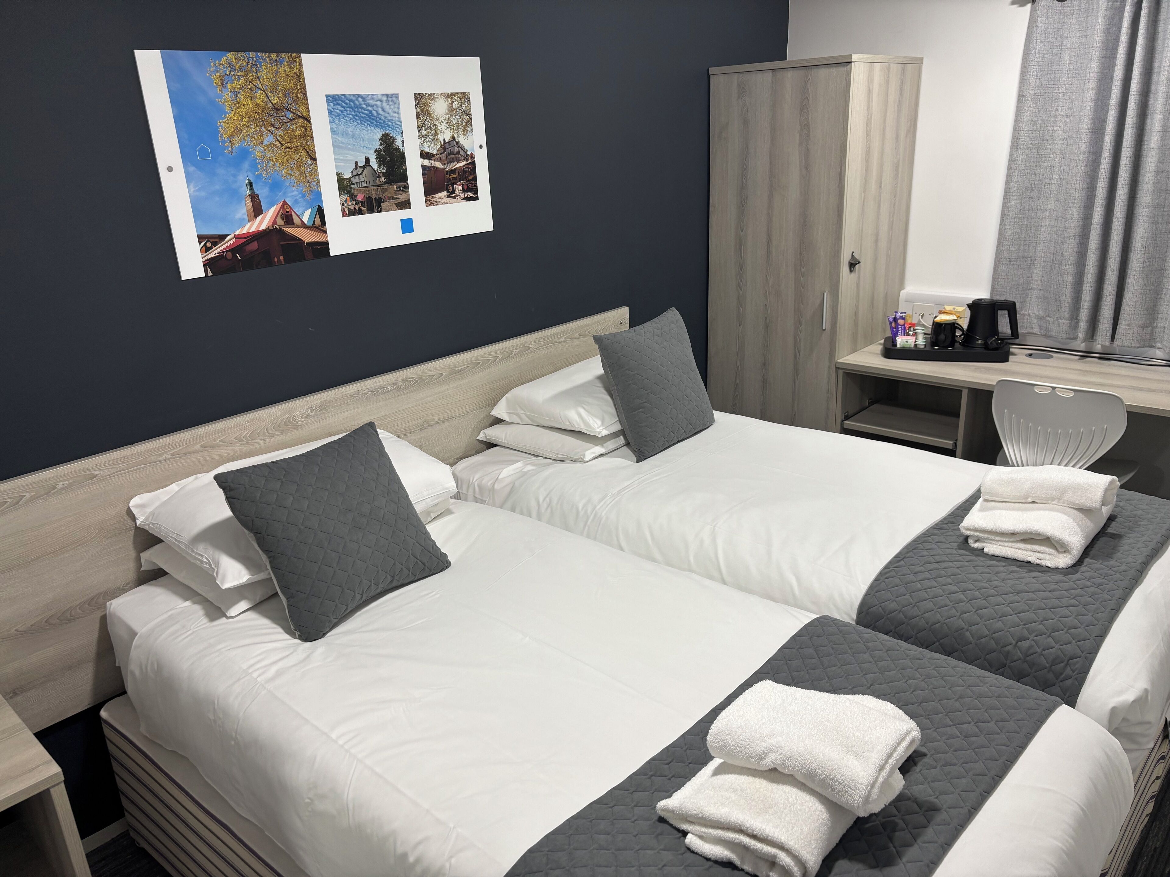 プレミアム ツインルーム | デスク、ノートパソコン用作業スペース、WiFi (無料)、ベッドシーツ