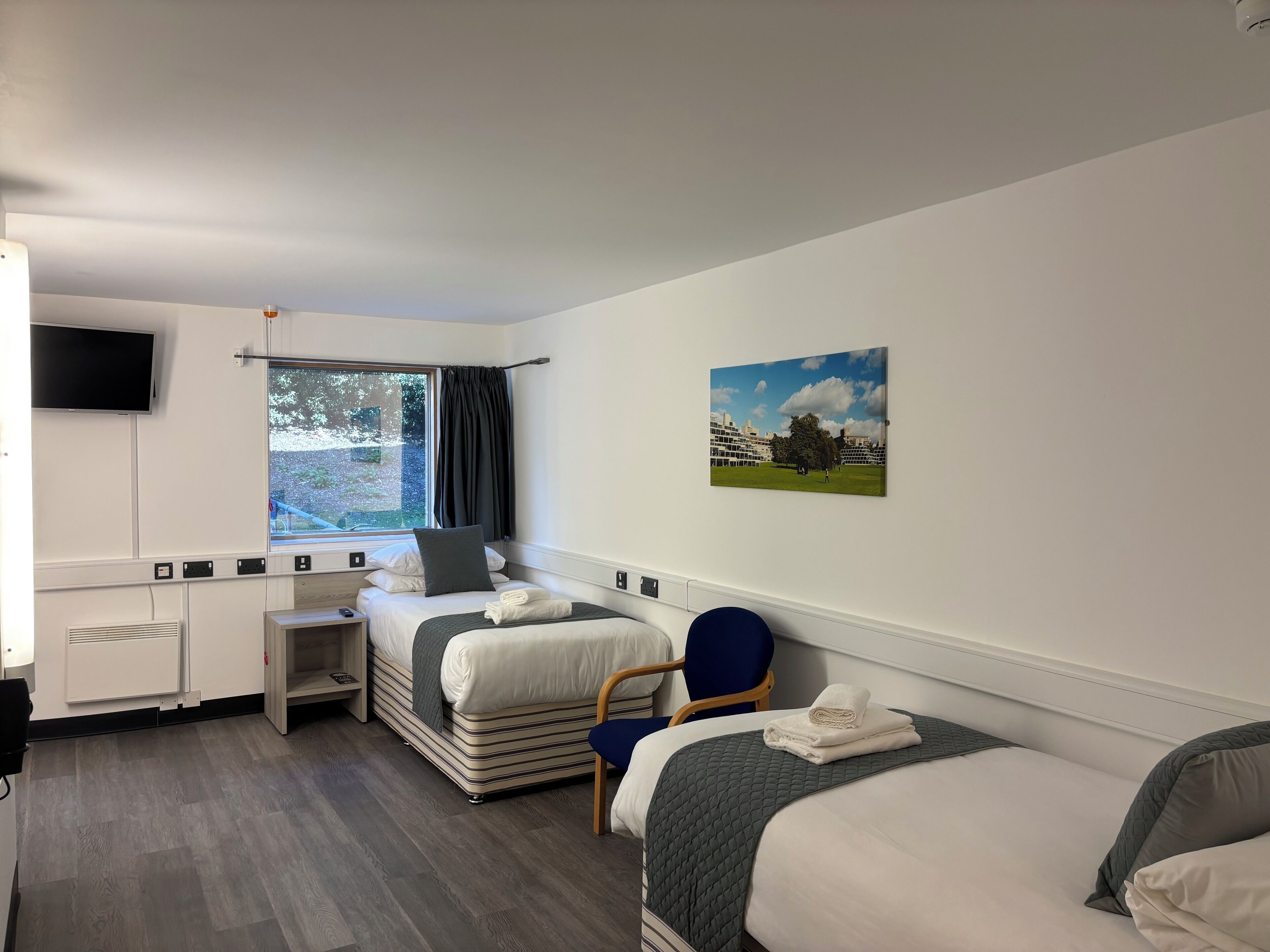 Premium tvåbäddsrum - tillgänglighetsanpassat för personer med begränsad rörlighet | Skrivbord, arbetsyta för laptop, gratis wi-fi och sängkläder