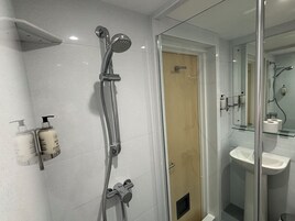 Superior Double Room | Bathroom | Shower, free toiletries, hair dryer, towels
