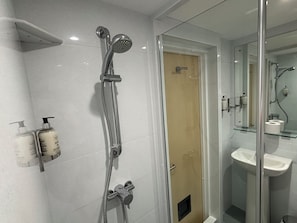 Phòng đôi Superior | Phòng tắm | Buồng tắm vòi sen, đồ dùng nhà tắm miễn phí, máy sấy tóc, khăn tắm