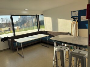 Premium Single Room | Shared kitchen facilities | Electric kettle - Broadview Hotel (Norwich)