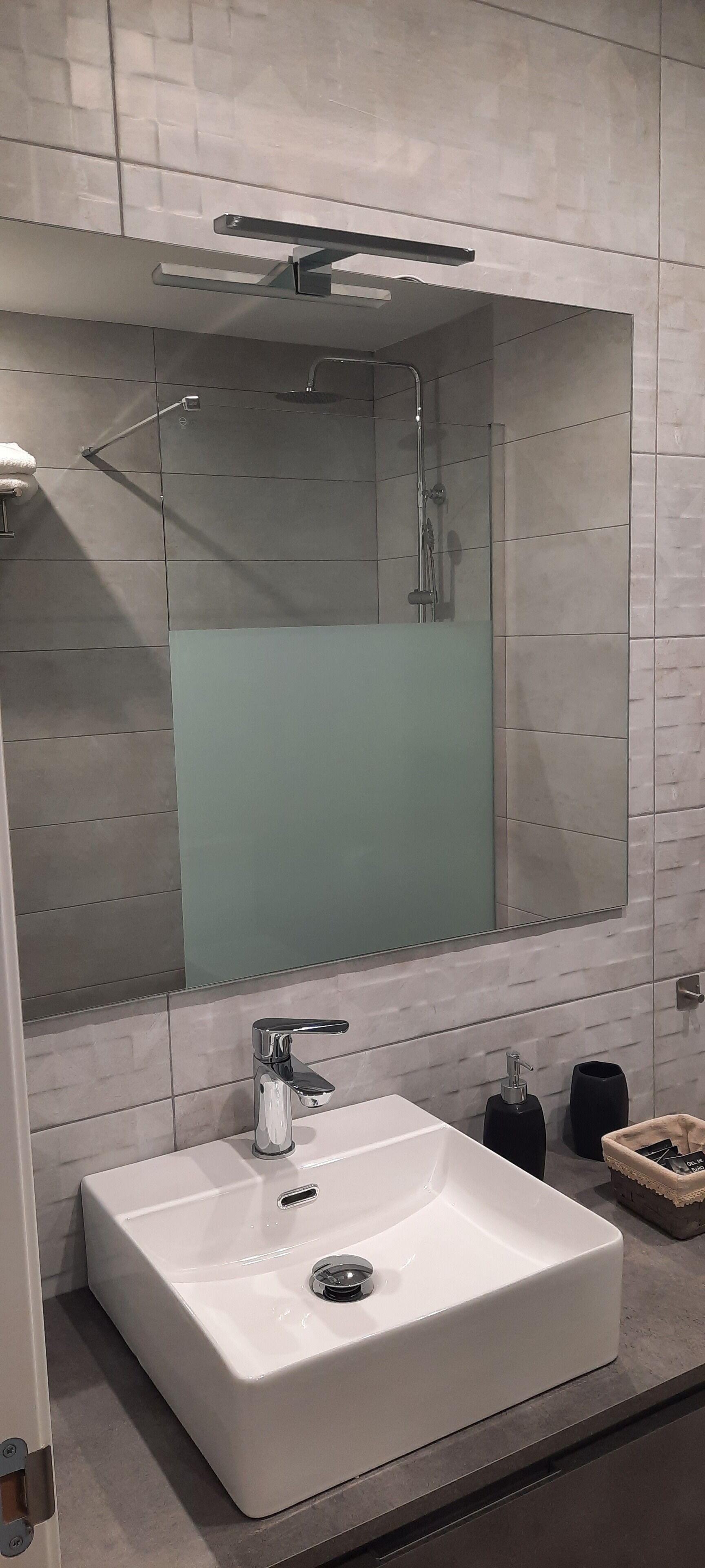 Douche, sèche-cheveux, serviettes fournies, savon