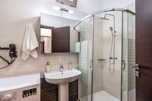Douche, séchoir à cheveux, serviettes fournies, savon