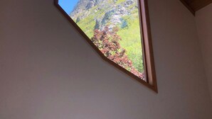Una finestra a lucernario con vista sulle montagne.