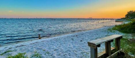 Una spiaggia nelle vicinanze, lettini da mare, teli da spiaggia