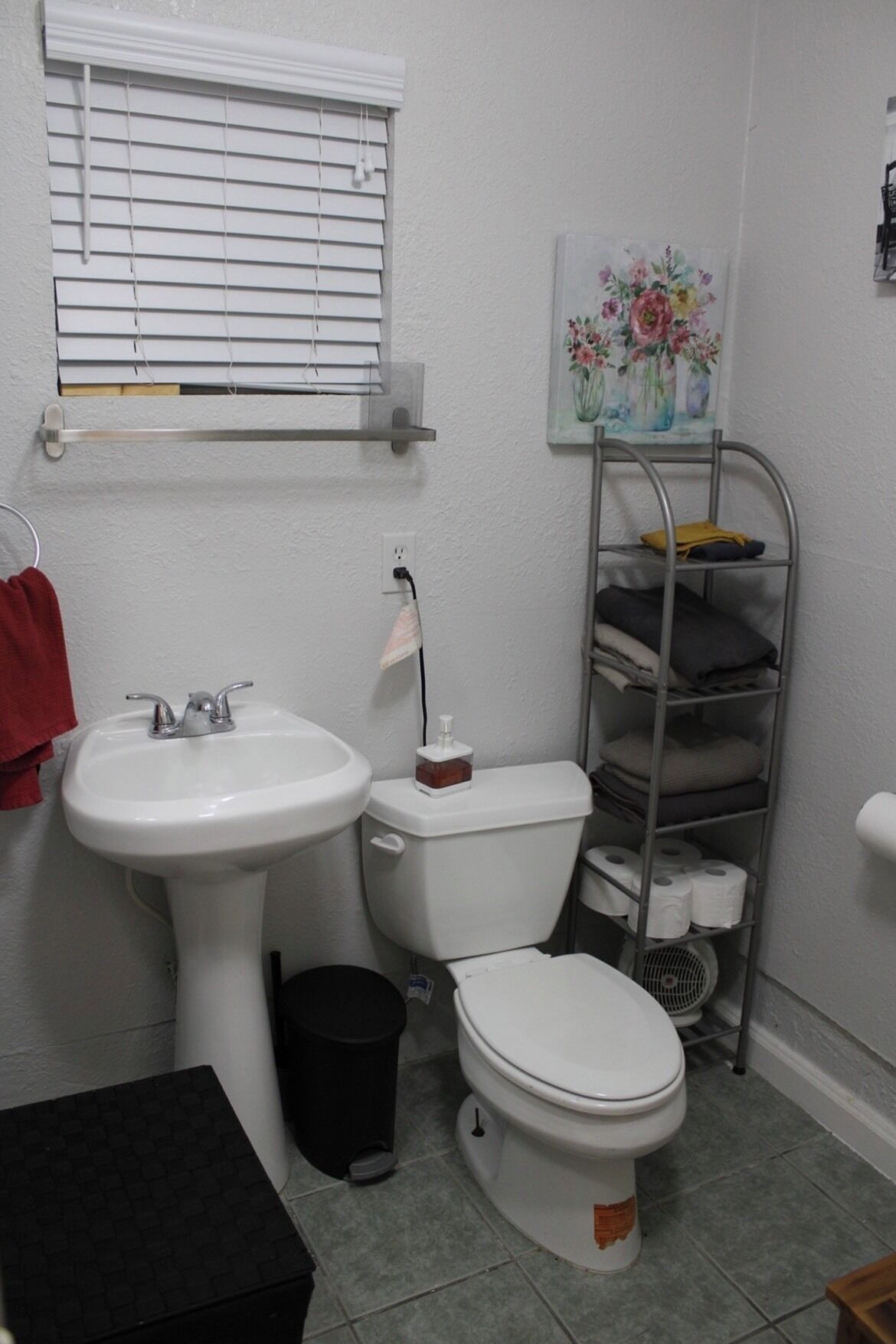 Regadera, toallas, jabón, papel de baño 