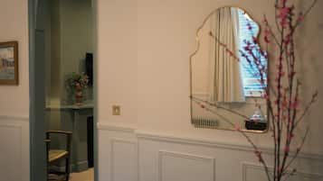 Caja de seguridad en la habitación y escritorio