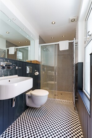 Pimlico Family Room | Bathroom | Shower, free toiletries, hair dryer, towels - Bower House (London)