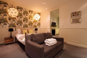 Pimlico Family Room | In-room safe, desk, iron/ironing board, free WiFi - Bower House (London)