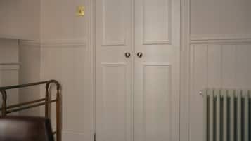 Pimlico Cosy Room | In-room safe, desk, iron/ironing board, free WiFi