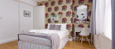 Habitación doble económica, 1 cama matrimonial, para no fumadores | Caja de seguridad en la habitación y escritorio