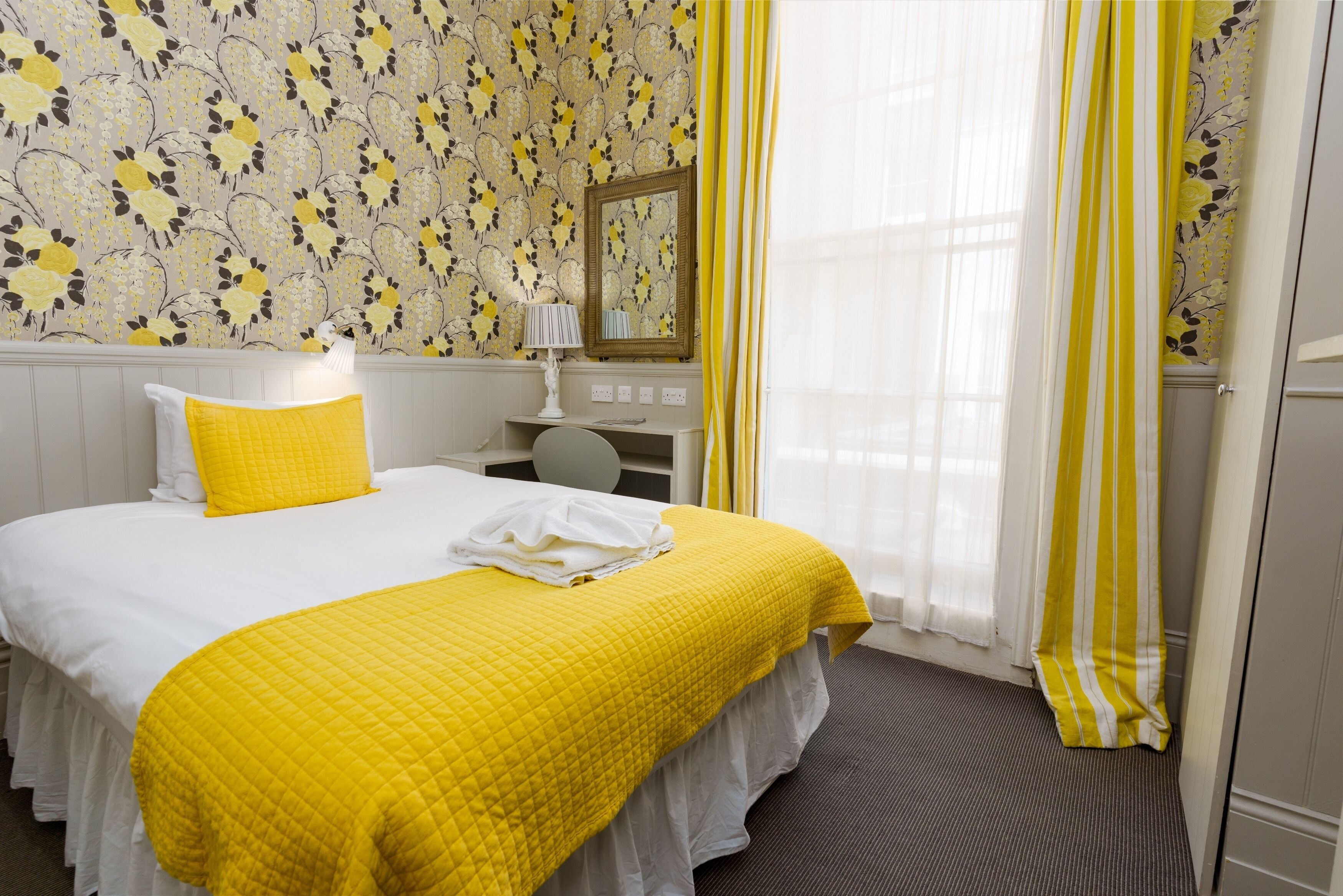 pimlico cosy room | in-room safe, desk, iron/ironing board, free wifi