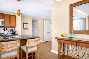 Réfrigérateur, four à micro-ondes, un four, lave-vaisselle