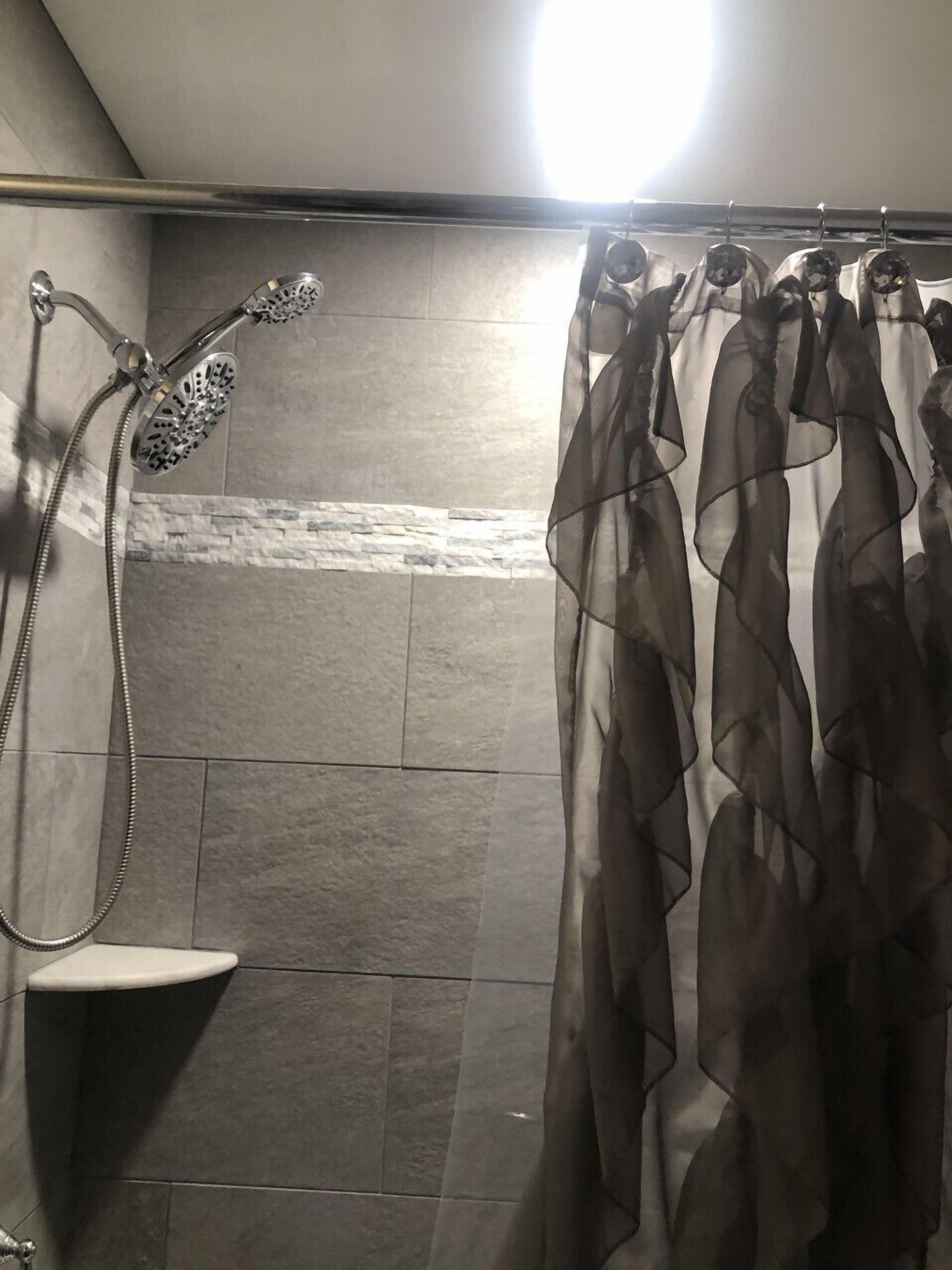 The Switchback Trail Suite | Bathroom | Shower, hydromassage showerhead, free toiletries, hair dryer
