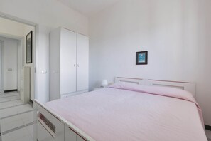 2 chambres, fer et planche à repasser, draps fournis