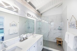 Badewanne, Haartrockner, Handtücher, Seife