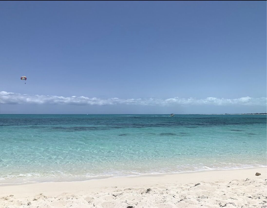 Playa en los alrededores, camastros y toallas de playa 
