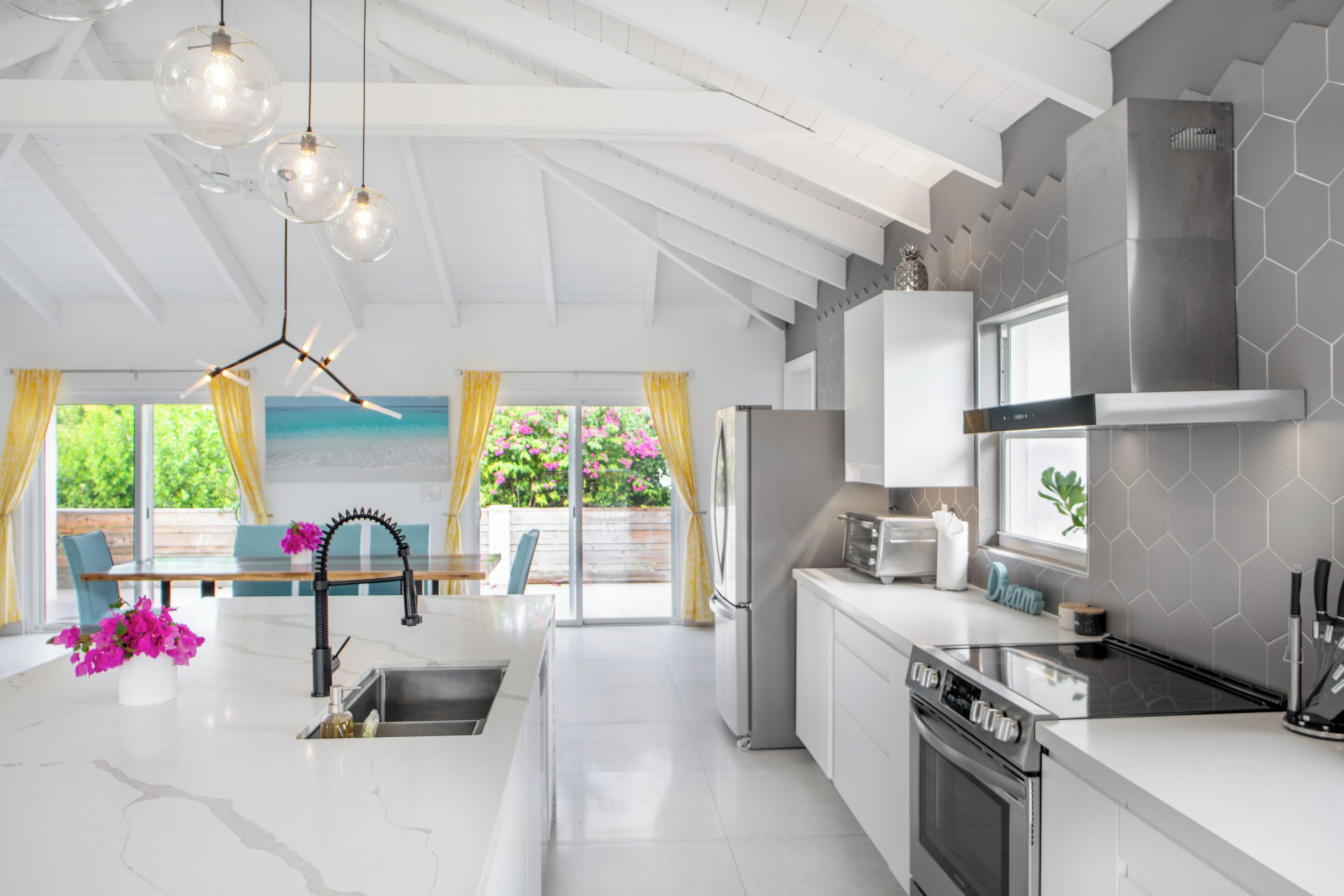 Jääkaappi, mikroaaltouuni, uuni, liesi