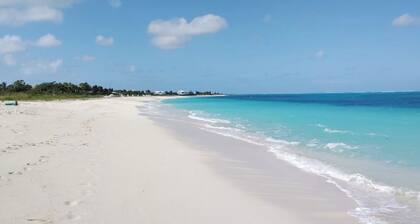 2 minute walk to Grace Bay Beach - Newly Renovated 4 Bedroom, 4 Full Bath.