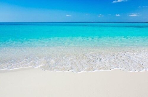 2 minute walk to Grace Bay Beach - Modern, Immaculate 4 Bedroom, 4 Full Bath 