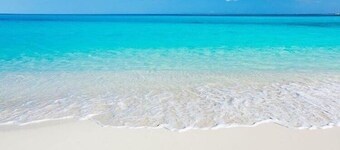 2 minute walk to Grace Bay Beach - Modern, Immaculate 4 Bedroom, 4 Full Bath