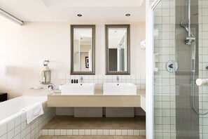 Village Room | 욕실 | 헤어드라이어, 타월, 비누, 샴푸
