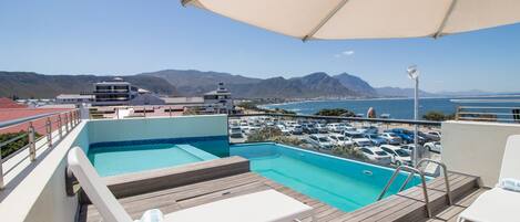 Alberca al aire libre y camastros