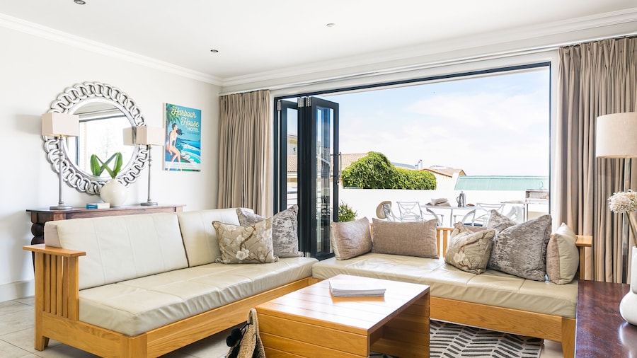 Harbour Square Hotel