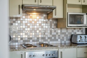 Village Residence | Private kitchen | Electric kettle - Harbour Square Hotel (Hermanus)