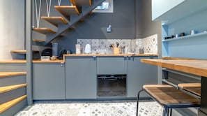 Réfrigérateur, micro-ondes, plaque de cuisson, lave-vaisselle