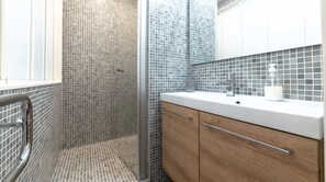 Douche, baignoire à jets, serviettes fournies, savon