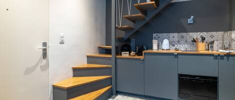 Réfrigérateur, micro-ondes, plaque de cuisson, lave-vaisselle