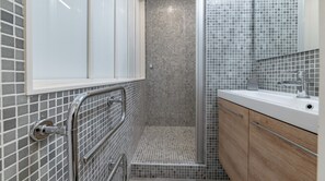 Dusche, Whirlpool, HandtĂŒcher, Seife