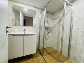 Dusche, Haartrockner, Handtücher, Seife