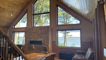 テレビ、暖炉、DVD プレーヤー、テーブルサッカー台