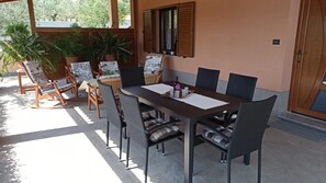 Outdoor dining - Apartment with big terrace in nature perfect for a relaxing holiday (Pula)