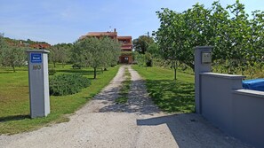 Property grounds - Apartment with big terrace in nature perfect for a relaxing holiday (Pula)
