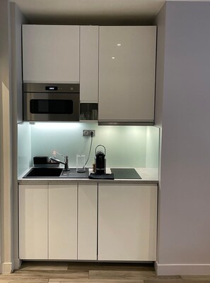 Réfrigérateur, micro-ondes, plaque de cuisson, cafetière/bouilloire